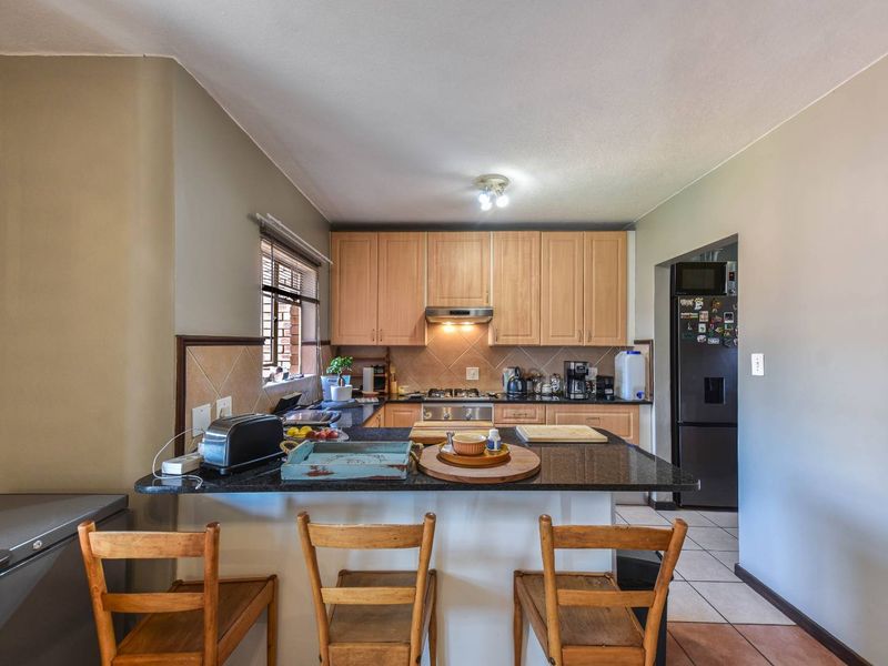 Neat, large three bedroom townhouse in security complex - Moreleta Park - Photo 7