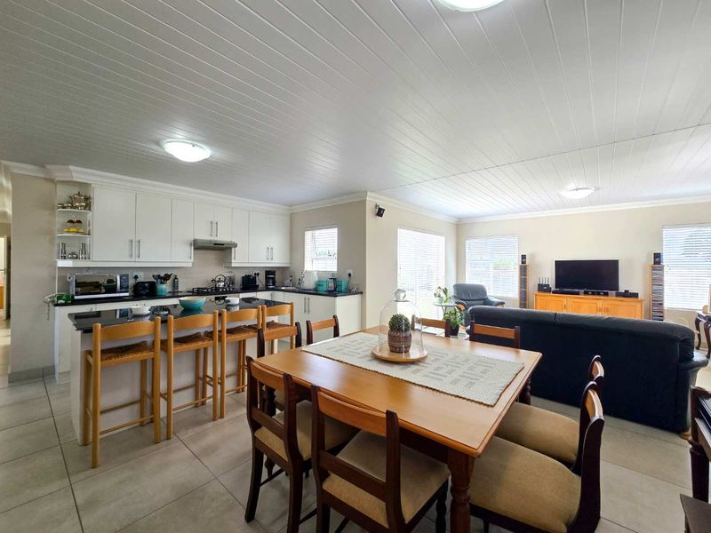 Neat family home for sale in Stilbaai-Wes. - Photo 9