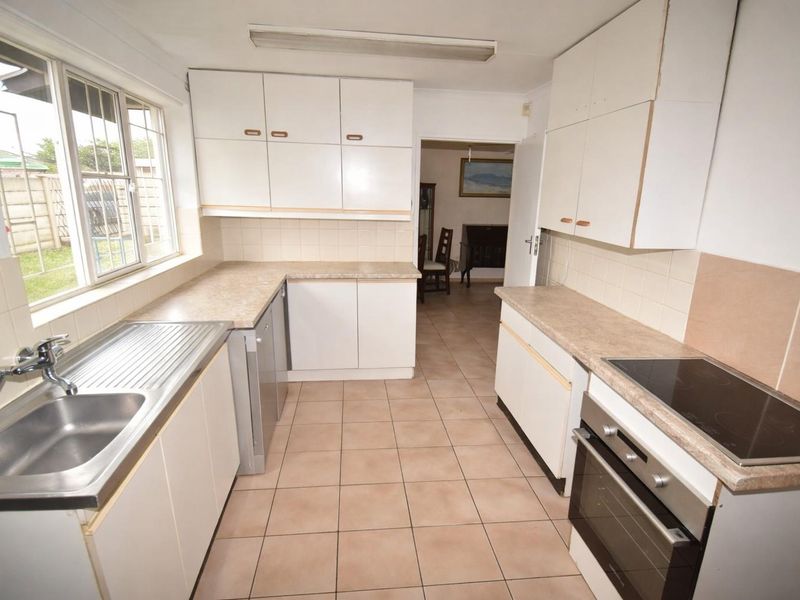 Spacious Family Home - Photo 10