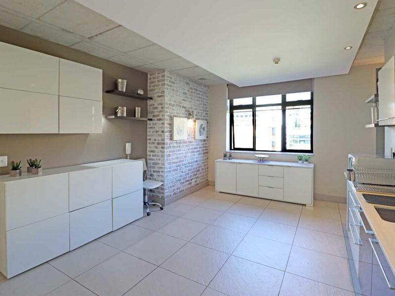 Stylish Furnished 2 Bed Apartment in Melrose Arch with backup power - Photo 9