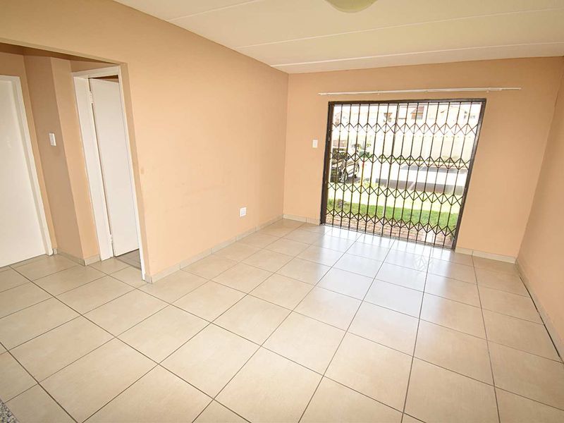 Ground Floor Townhouse - Photo 3