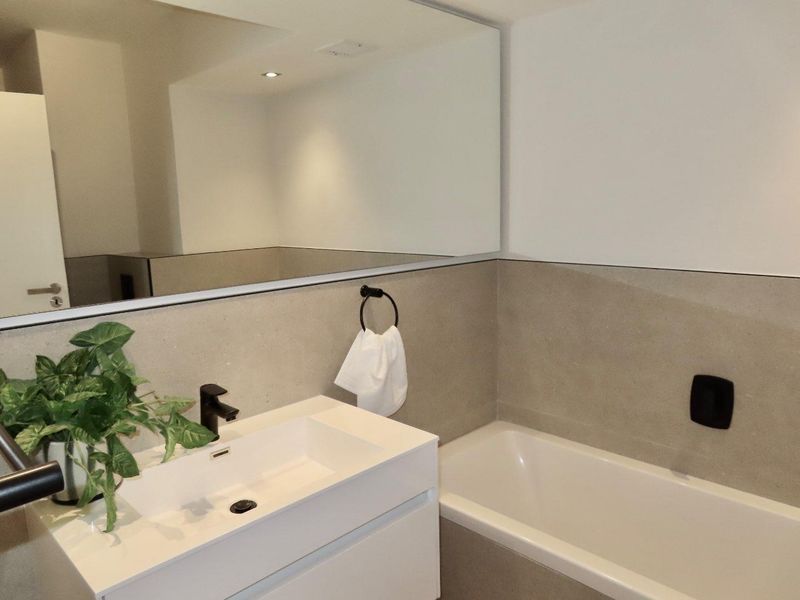 Newly Renovated Designer Apartment - Photo 9