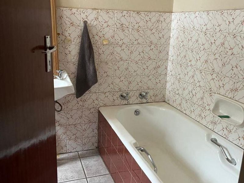 Large family home in an enclosed area - Photo 10