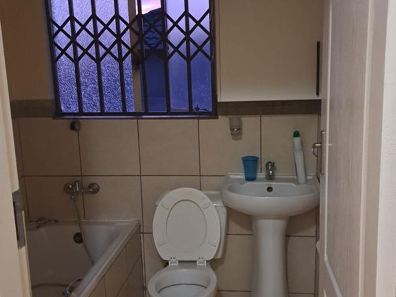 3 bedroom room house in the heart of amandasig - Photo 8