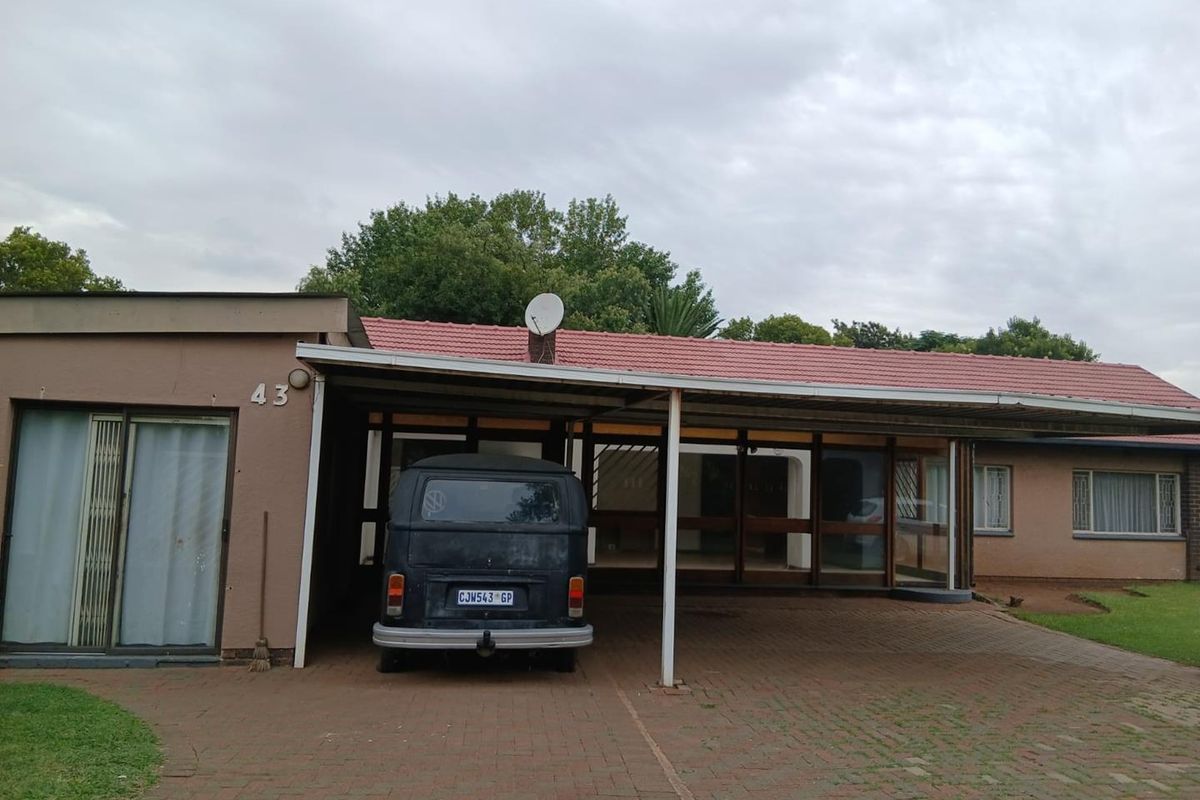 Large Family Home with 2 Flatlets - Photo 3