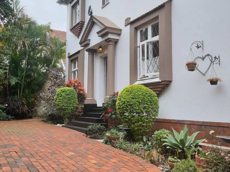 Gracious family home - Photo 4