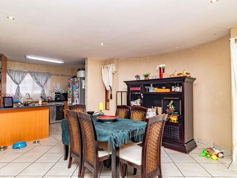 Double-Storey Delight: Perfect Family Retreat in Barlett! - Photo 7