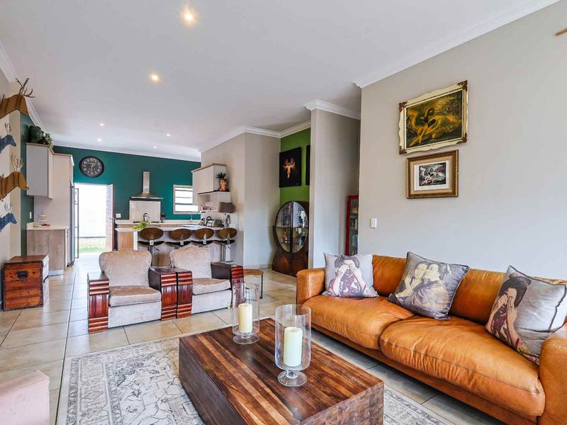 Sophisticated Single-Level Sanctuary: Eco-Friendly Luxury in an Exclusive 15-Unit Enclave - Photo 6