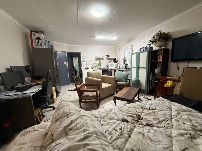 1 BED 1 BATH 1 CARPORT GROUND UNIT WITH GARDEN - Photo 5