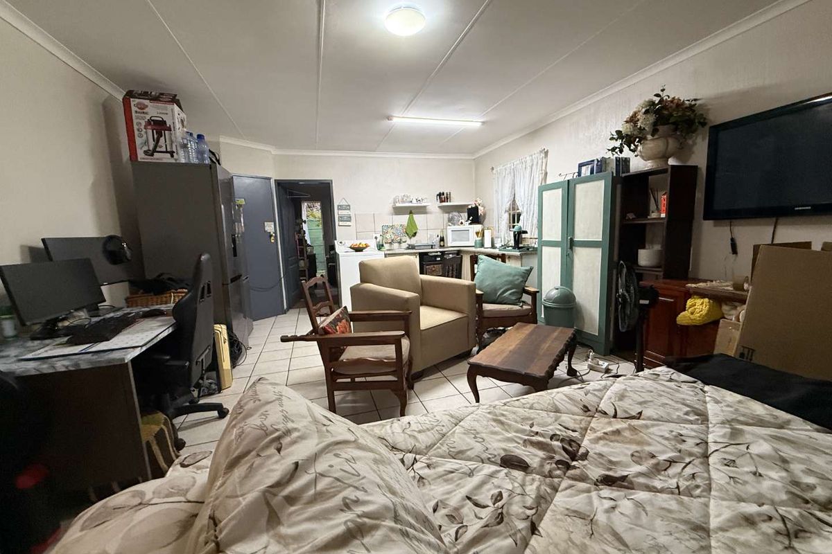 1 BED 1 BATH 1 CARPORT GROUND UNIT WITH GARDEN - Photo 5