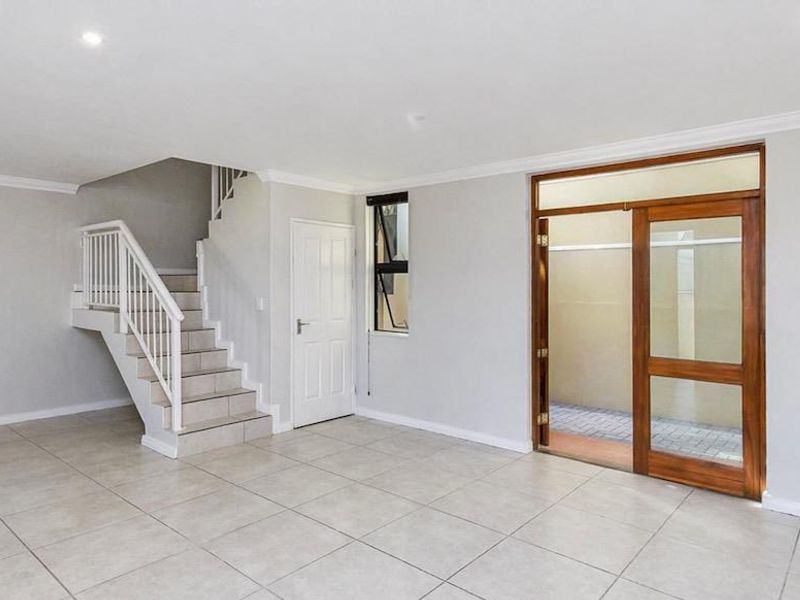 Stylish, Light-Filled Townhouse in Sought-After Royal Ascot - Photo 3