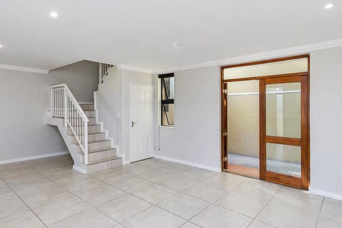 Stylish, Light-Filled Townhouse in Sought-After Royal Ascot - Photo 3