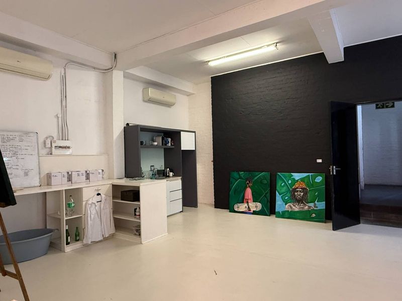 139m2 office to let in Urban Hub with balcony - Photo 10