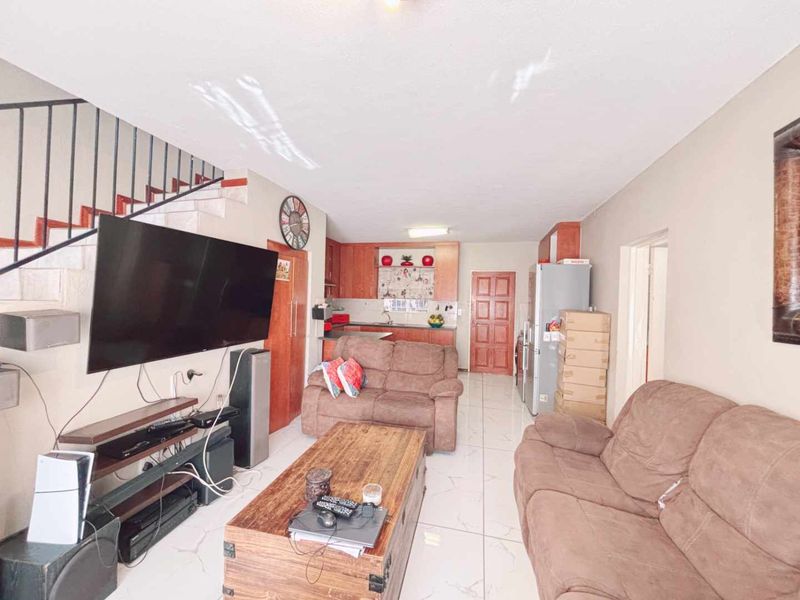 Spacious Three Bedroom Duplex for Sale in Heuwelsig - Photo 7