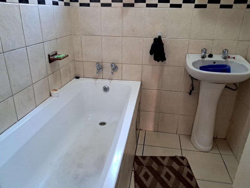 3 Bedroom House For Sale in Nkwe Estate - Photo 7