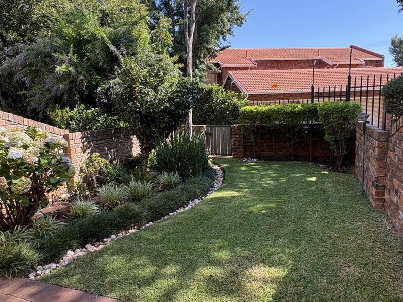 Gorgeous townhouse in well kept complex in Hennopspark! - Photo 4