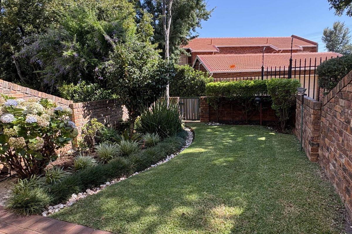 Gorgeous townhouse in well kept complex in Hennopspark! - Photo 4