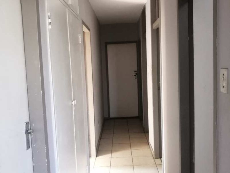 Spacious and Convenient Flat in the Heart of Sunnyside! - Photo 7