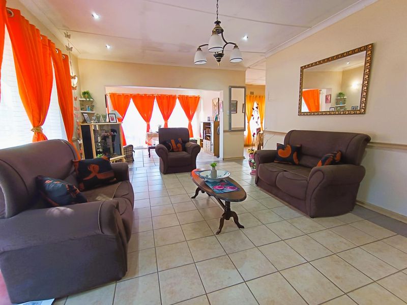 Immaculate Family Home with Spacious Living & Entertainer’s Delight - Photo 7