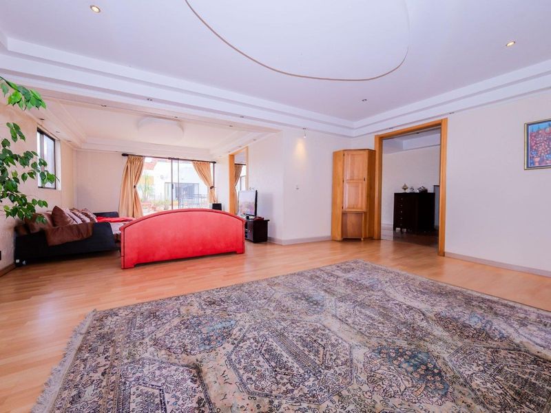 Perfect Penthouse in this Heritage Complex "Gleneagles" with Views! - Photo 9