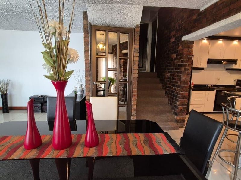 Spacious Moorton Residence: Four Bedrooms, Dual Kitchens, Enhanced Security. - Photo 10