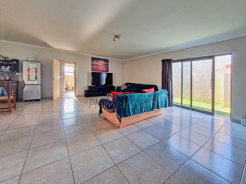 Meersig Ext 2, Walvis Bay:  3 Bedr Double Storey Home is for Sale - Photo 8