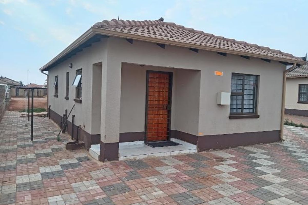 EXCLUSIVE | MODERN LUXURY WITH BIOMETRIC SECURITY – ACT FAST This is not just a home — it is a statement of secure, modern living in the heart of Dawn Park. - Photo 3