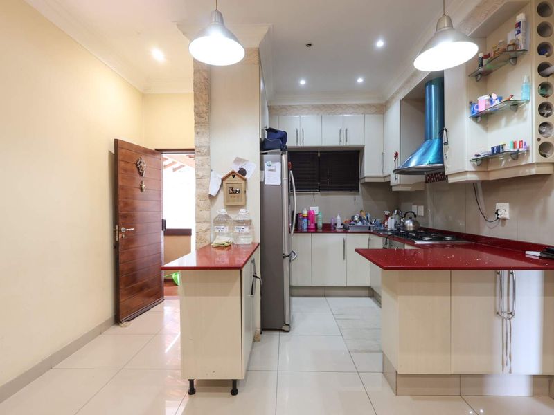 Stunning Two Bedroom Unit In Lakeridge Estates - Photo 4