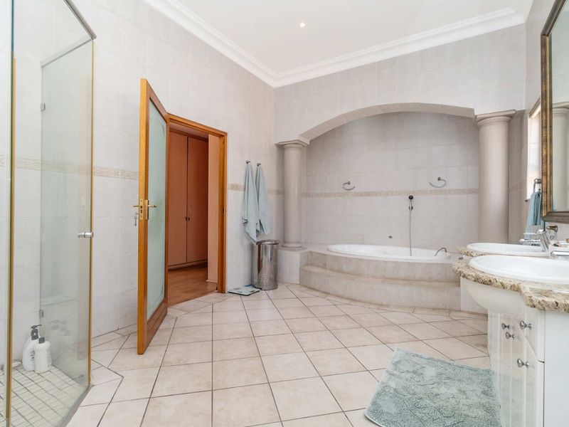 A home that welcomes you in and makes you stay! - Photo 10