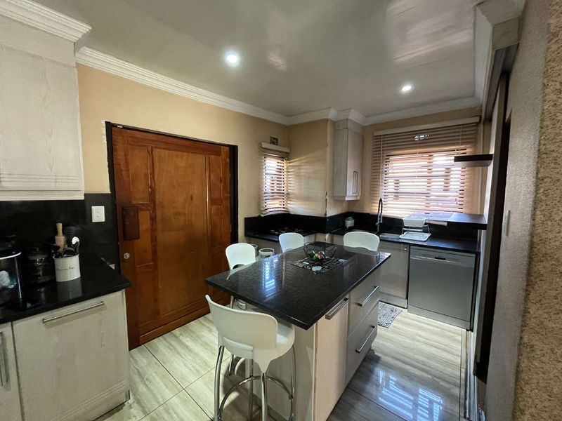 Exceptional 3-Bedroom Home with Solar, Office & Premium Finishes - Photo 3