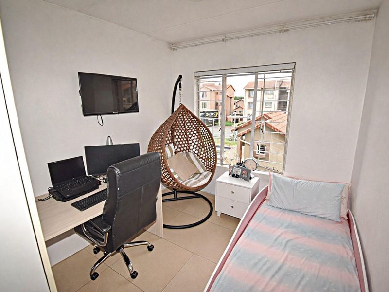 "Peaceful Living: 3-Bed Home in a Secure Complex" - Photo 10