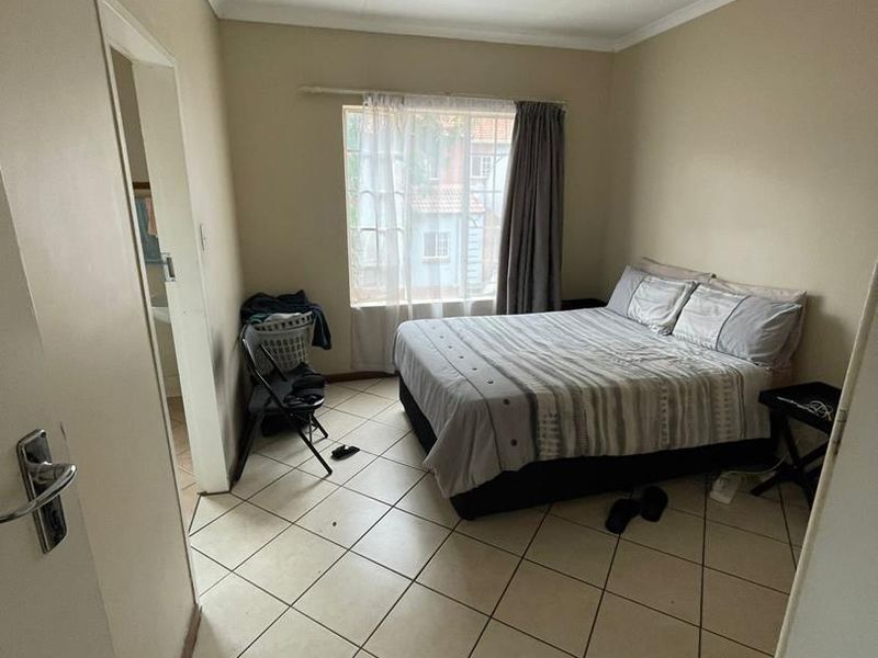 2 Bedroom Top unit in Die Hoewes - Photo 4