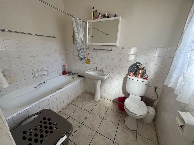 Spacious Family Home with Expansive Garden & Entertainment Area - Photo 6