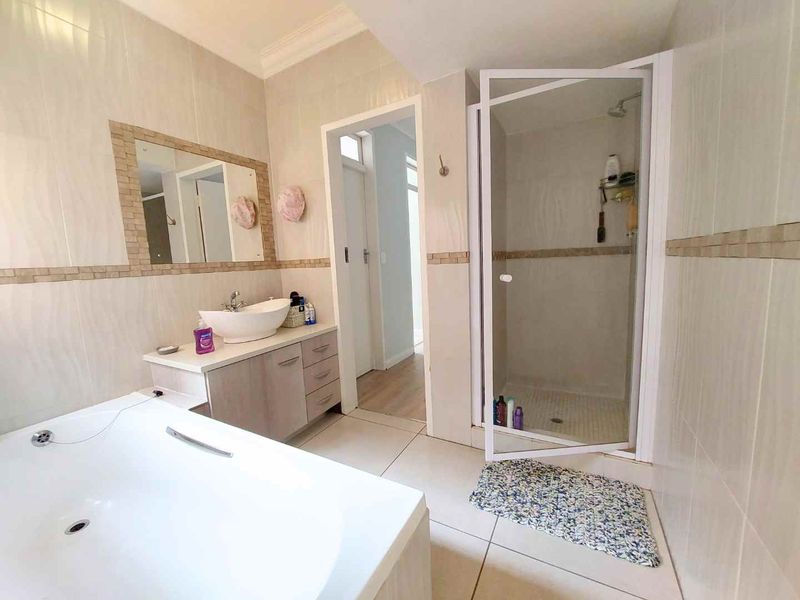 3 Bed 2.5 Bath Fantastic Facebrick Duplex - Photo 6
