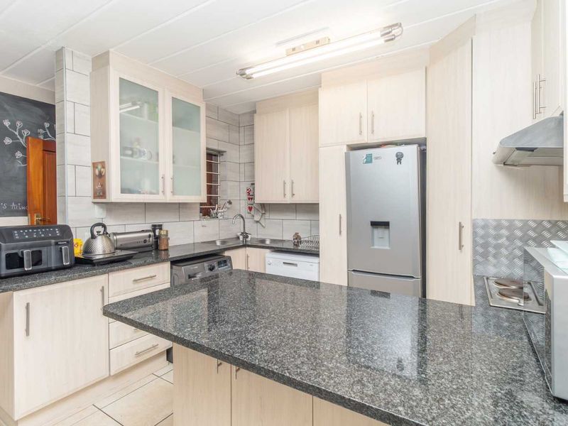 Perfect Work-From-Home Haven with Loft & Garden! - Photo 2