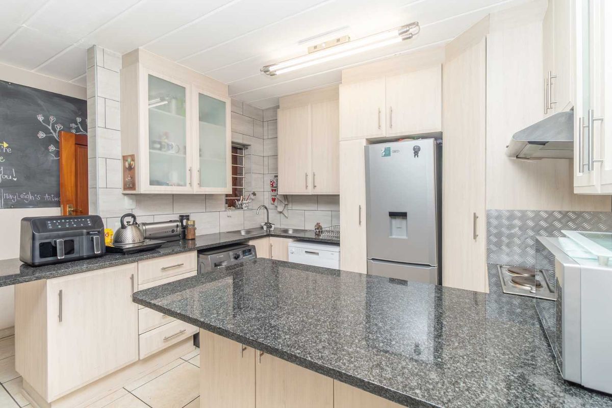 Perfect Work-From-Home Haven with Loft & Garden! - Photo 2