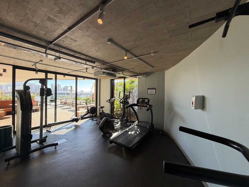 Modern Airbnb-Ready 1-Bedroom Apartment in an Upmarket 24/7 Concierge Building - Photo 10