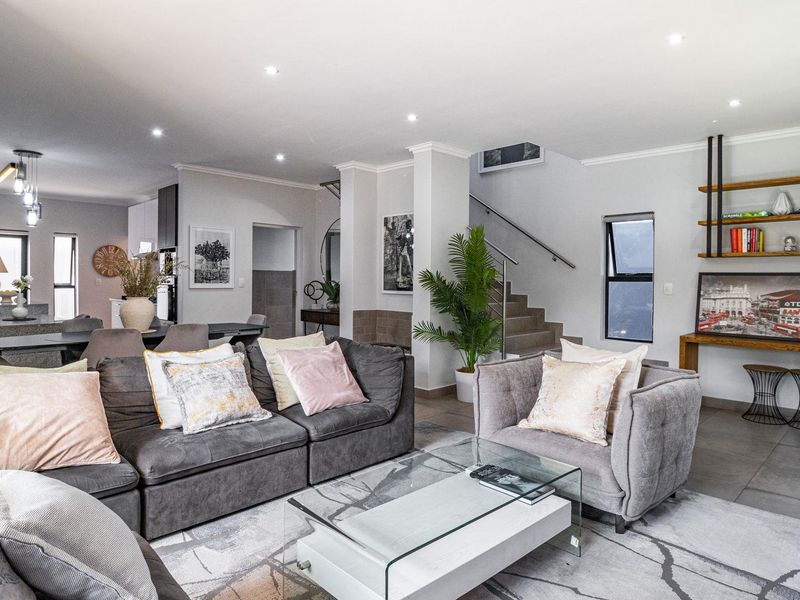 Four-bedroom furnished cluster in Bryanston - Photo 2