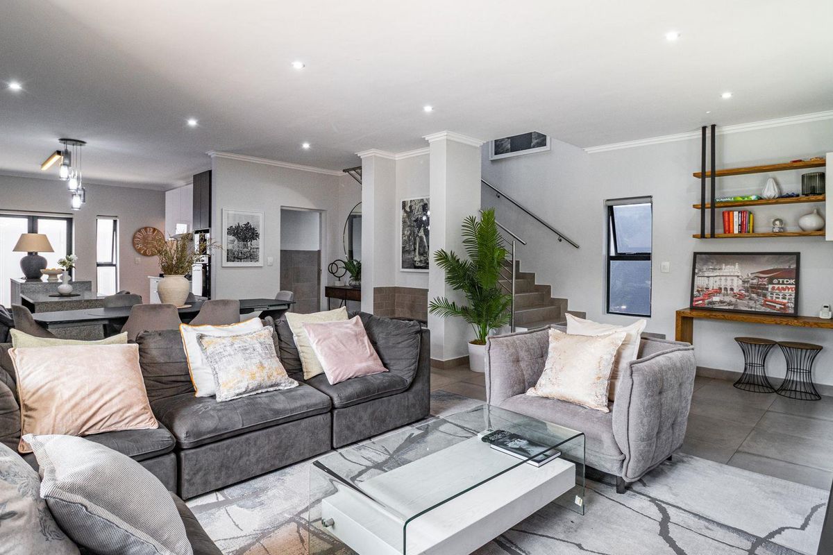 Four-bedroom furnished cluster in Bryanston - Photo 2