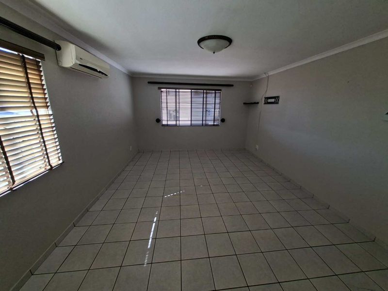 SPACIOUS CORPORATE OFFICE SPACE TO LET IN RUIMSIG - Photo 5