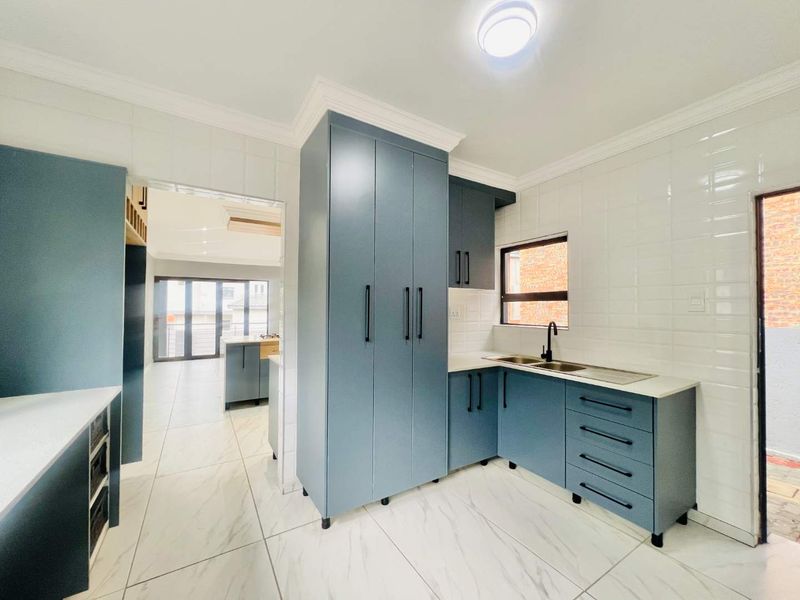 Brand-New Modern Family Home for sale - Photo 5