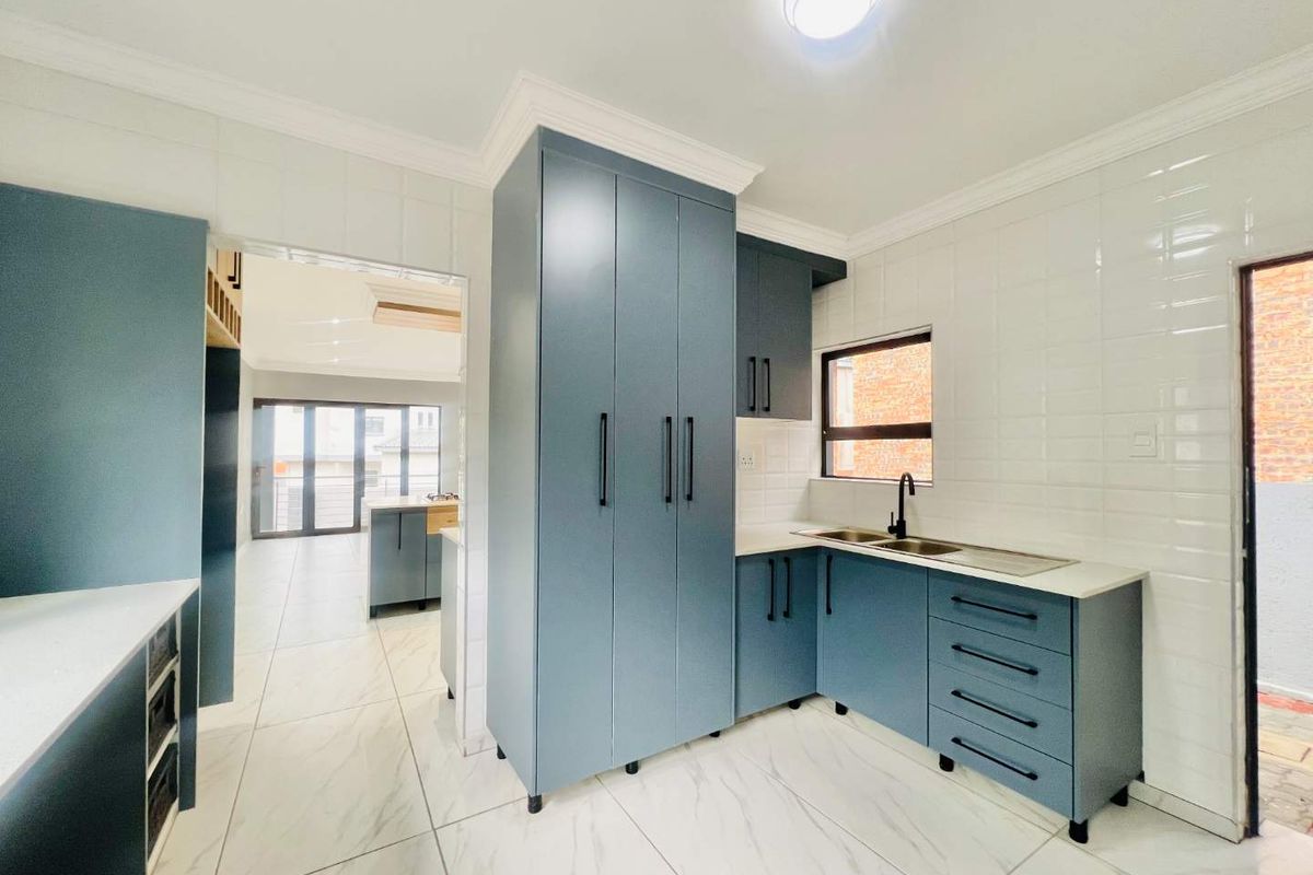 Brand-New Modern Family Home for sale - Photo 5