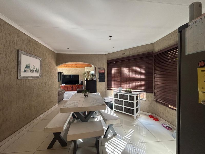 Elegant Family Home with Two Flatlets for Sale in Glenvista - Photo 7