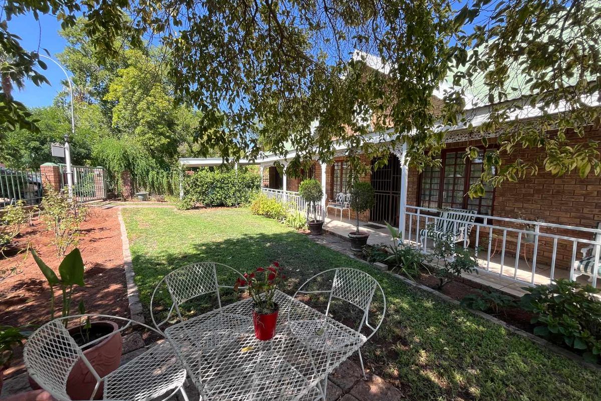 Elegant, Low-Maintenance Townhouse in Prime Keidebees - Photo 2