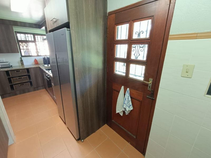 Spacious Family Living with an Attached Flatlet in Desirable Clubview! - Photo 8