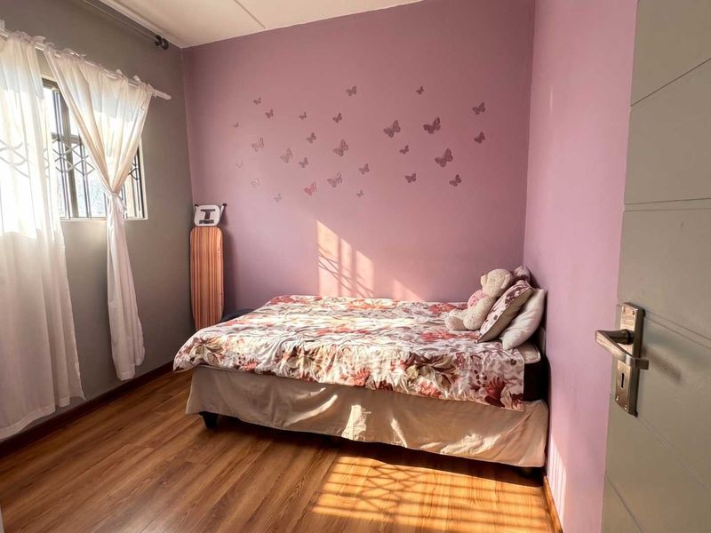 Charming Two-Bedroom Ground Floor Apartment in Secure Complex - Photo 6