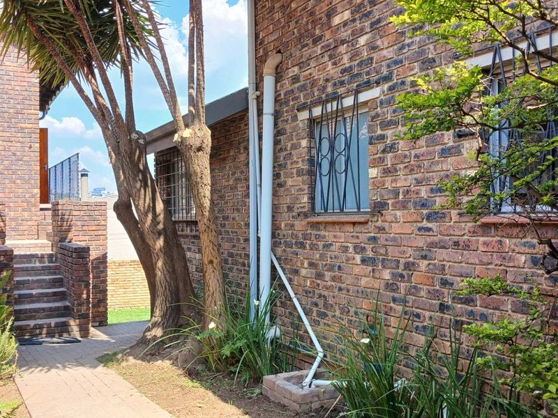 Lovely 2 Bed Garden Cottage to Let in Hurlingham Manor - Photo 2