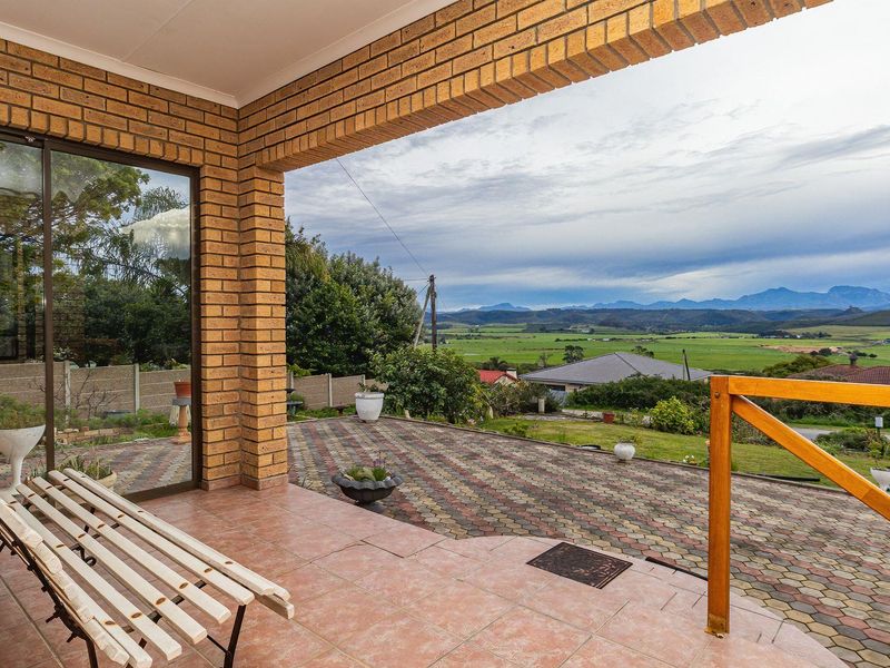 Spacious 3 Bedroom house in Fraaiuitsig on the Garden Route - Photo 1