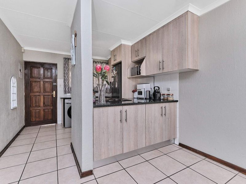 Charming Two-Bedroom Upstairs Townhouse with Scenic Balcony. - Photo 4