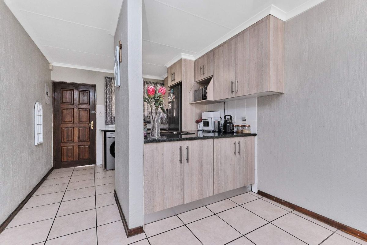 Charming Two-Bedroom Upstairs Townhouse with Scenic Balcony. - Photo 4